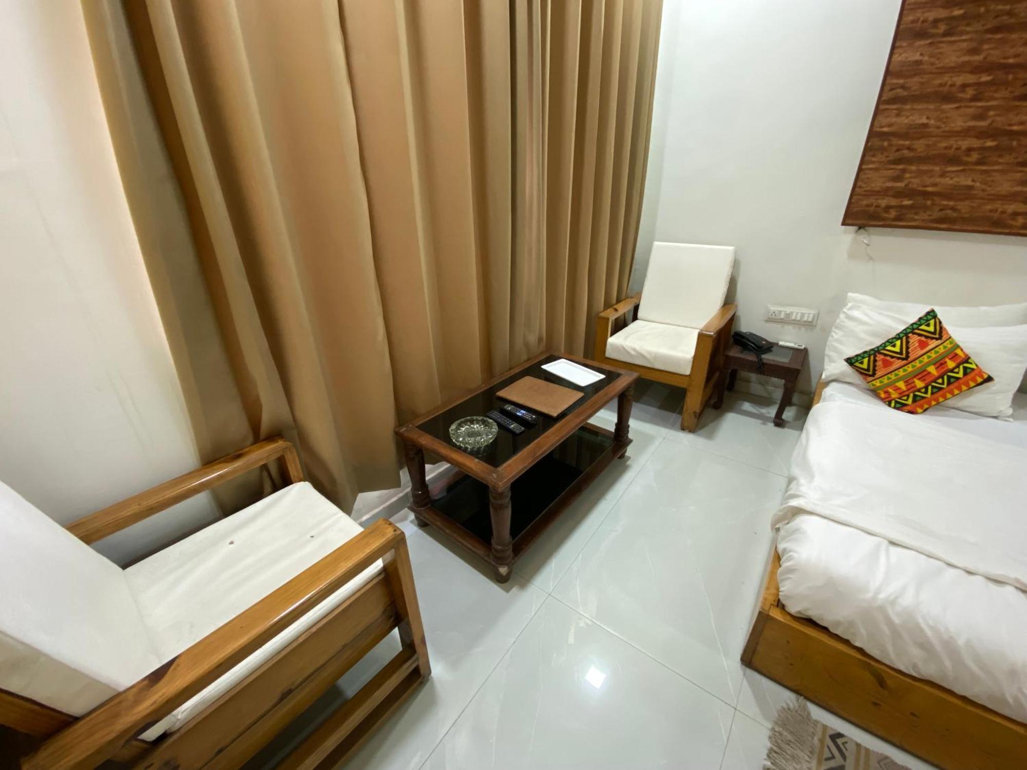 Rudraksha Inn مونت ابو المظهر الخارجي الصورة